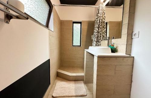 Craiova Apartment | Stylish Fashion Central Studio – Family-Friendly Retreat