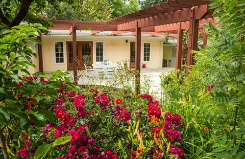 Salyer House | Exceptional Stay at The Bridge House with Pet-Friendly Amenities
