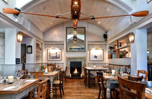 Barnes Hotel | Guest-Favorite: The Bridge Pub & Rooms with Family Amenities
