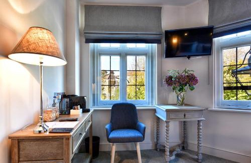Barnes Hotel | Guest-Favorite: The Bridge Pub & Rooms with Family Amenities