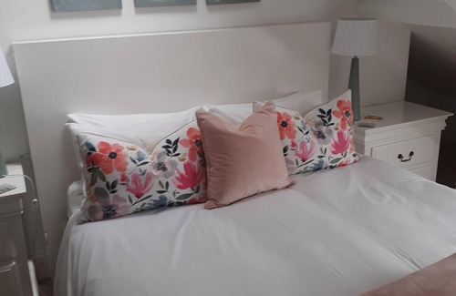 Broomhill Bed & Breakfast | Guest Rated 9.8: The Bridges B&B with Breakfast & Kitchen