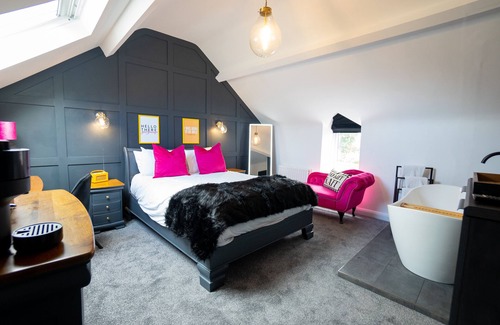 Newcastle Hotel | Experience The Briers: Family-Friendly with Breakfast Included