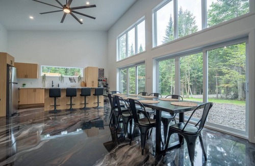 La Patrie House | The Bright Star |Hot Tub| Pool Table | Pool |River