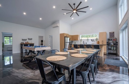 La Patrie House | The Bright Star |Hot Tub| Pool Table | Pool |River