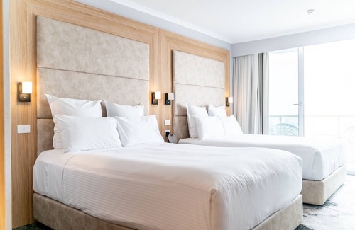 Brighton-le-Sands Hotel | Relax at Novotel Sydney Brighton Beach: Pool & Spa Oasis