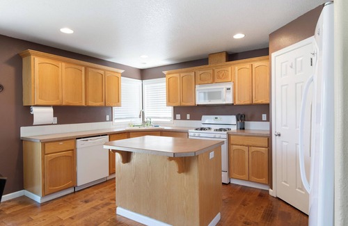 Tri-Cities House | Experience The Broadmoor House: Pet-Friendly Retreat with Spa