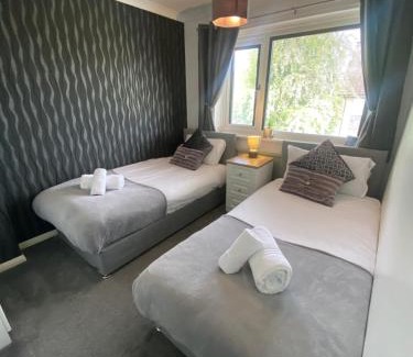 Burton on Trent House | Experience Comfort at The Brook House - 4-Star Family Retreat