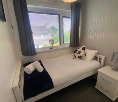 Burton on Trent House | Experience Comfort at The Brook House - 4-Star Family Retreat