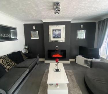 Burton on Trent House | Experience Comfort at The Brook House - 4-Star Family Retreat