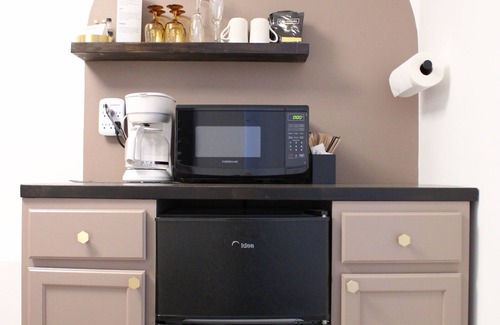 Wallace Hotel | Experience Comfort at The Brooks Hotel with Family-Friendly Amenities