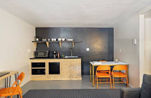 Hillsdale Apartment | Pet-Friendly Suites at The Brooks Motel - 10/10 Guest Rated