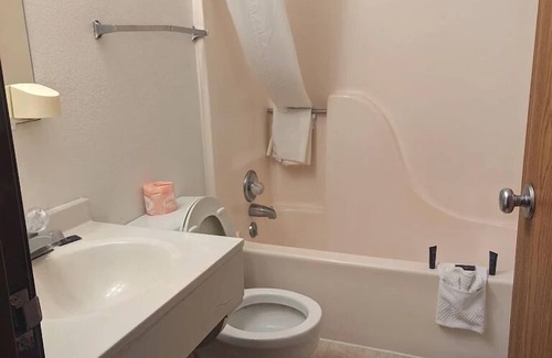 Keystone Hotel | Cozy Stay at The Brookside Motel with Family Amenities