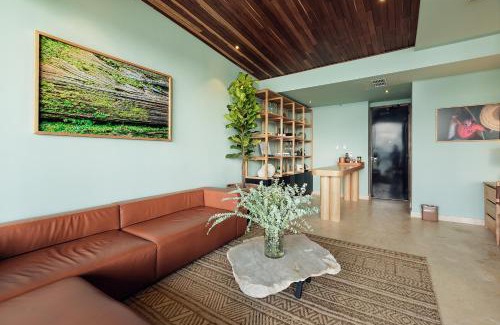 Guatape Hotel | Elegant The Brown, Guatape: 5-Star Stay with Ocean Views