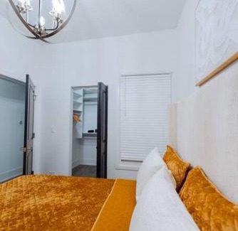 Woodlawn Apartment | Discover The Brown House - Your Ideal UChicago Stay