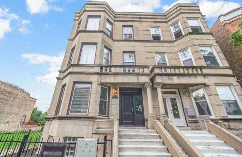 Woodlawn Apartment | Discover The Brown House - Your Ideal UChicago Stay