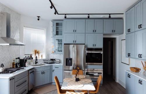Woodlawn Apartment | Discover The Brown House - Your Ideal UChicago Stay