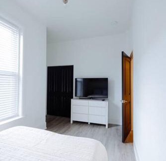 Woodlawn Apartment | Discover The Brown House - Your Ideal UChicago Stay