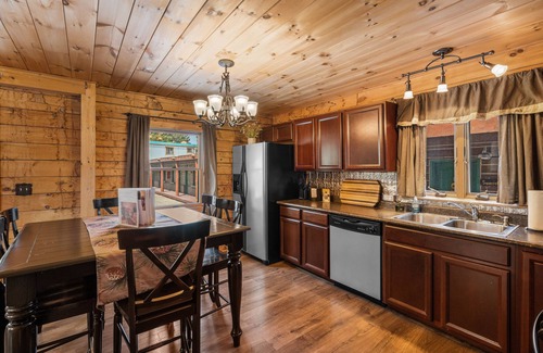 West Yellowstone Hotel | Discover The Bucking Moose: Pet-Friendly Escape & Dining