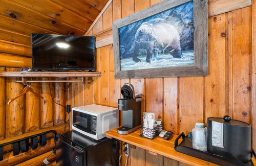 West Yellowstone Hotel | Discover The Bucking Moose: Pet-Friendly Escape & Dining