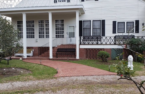 Monticello House | Explore The Budd-Pafford House: Cozy Exploration Suite