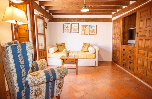 Pedraza House | Inviting Bulin of Pedraza: Spa, Breakfast & Family-Friendly