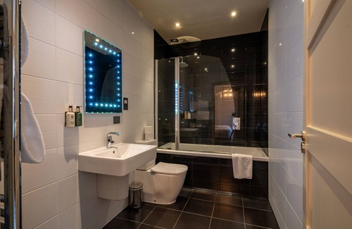 Barton Mills Hotel | Experience The Bull Inn: 5-Star Stay with Family-Friendly Amenities