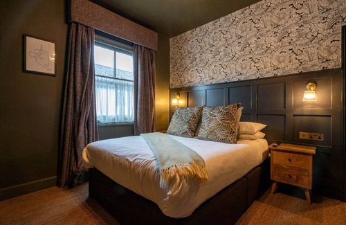Barton Mills Hotel | Experience The Bull Inn: 5-Star Stay with Family-Friendly Amenities