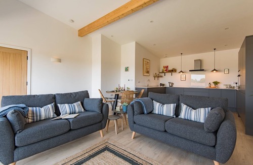 Ashford Cottage | Discover The Bull Pen: Pet-Friendly Getaway for 4 Guests
