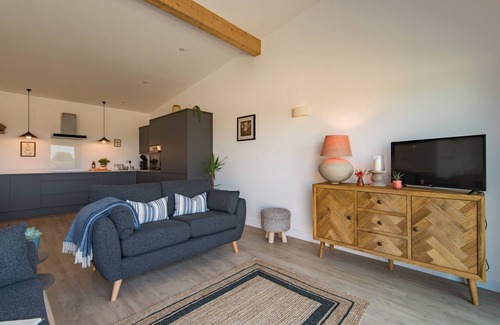 Ashford Cottage | Discover The Bull Pen: Pet-Friendly Getaway for 4 Guests