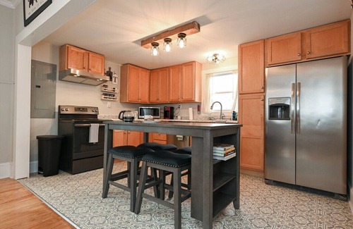 Athens House | Experience The Bulldog Farmhouse: Historic Comfort Awaits