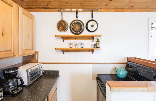 South Westside House | Cozy The Bungalow: Private Guest House in Olympia