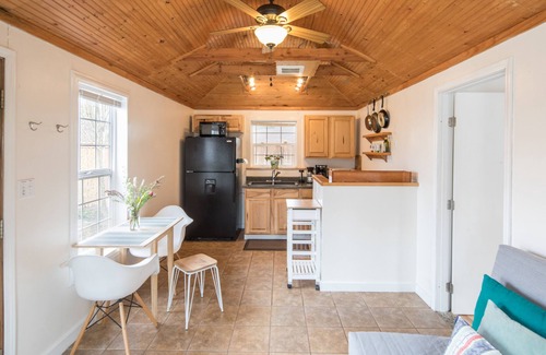 South Westside House | Cozy The Bungalow: Private Guest House in Olympia