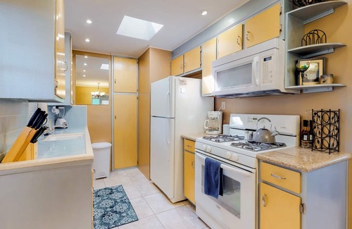 Joshua Tree House | Mid-Century Bungalow in Downtown Joshua Tree - 10/10 Rated