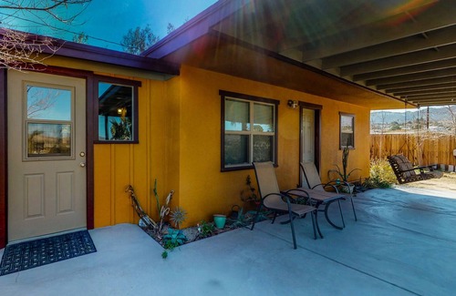 Joshua Tree House | Mid-Century Bungalow in Downtown Joshua Tree - 10/10 Rated