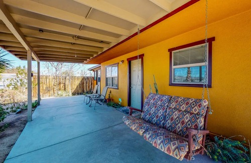 Joshua Tree House | Mid-Century Bungalow in Downtown Joshua Tree - 10/10 Rated