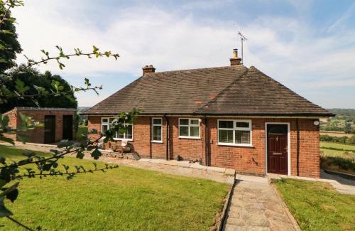 Dronfield House | Pet-Friendly Retreat at The BungalowBarlow - Guest Rated 9.7