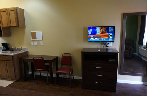 Cedar Park House | Relax at The Bungalows - King Recliner with Pool & Spa