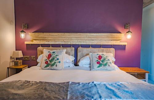 Ashmore Green Hotel | Pet-Friendly Comfort at The Bunk Inn - 4 Star Escape