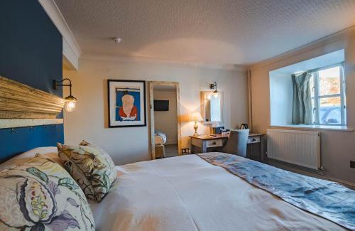 Ashmore Green Hotel | Pet-Friendly Comfort at The Bunk Inn - 4 Star Escape