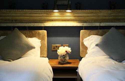 Ashmore Green Hotel | Discover The Bunk Inn: Family-Friendly with Great Amenities