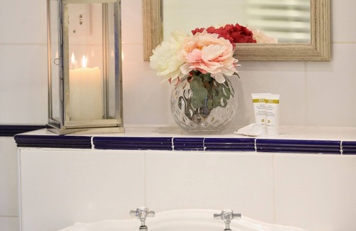 Ashmore Green Hotel | Discover The Bunk Inn: Family-Friendly with Great Amenities