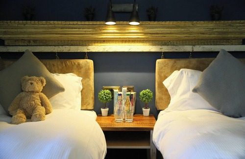 Ashmore Green Hotel | Discover The Bunk Inn: Family-Friendly with Great Amenities