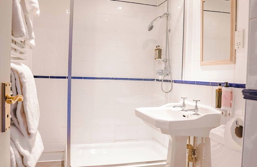 Ashmore Green Hotel | Discover The Bunk Inn: Family-Friendly with Great Amenities