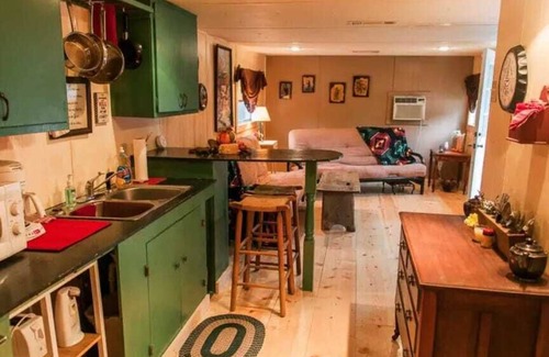 Hawkins House | Guest Favorite: The Bunkhouse at Music Springs with Pool