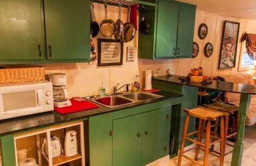 Hawkins House | Guest Favorite: The Bunkhouse at Music Springs with Pool