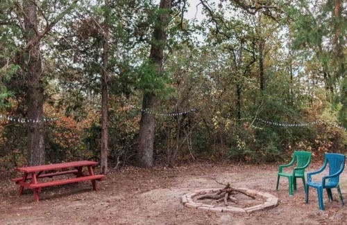 Hawkins House | Guest Favorite: The Bunkhouse at Music Springs with Pool