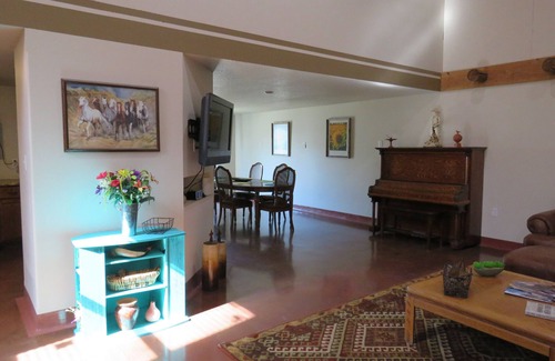 Manhattan House | Convenient Bunkhouse: Steps from Downtown Manhattan