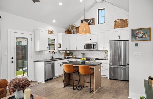 Fredericksburg Apartment | Unwind at The Burg's Nest | Brand New Suite with Spa