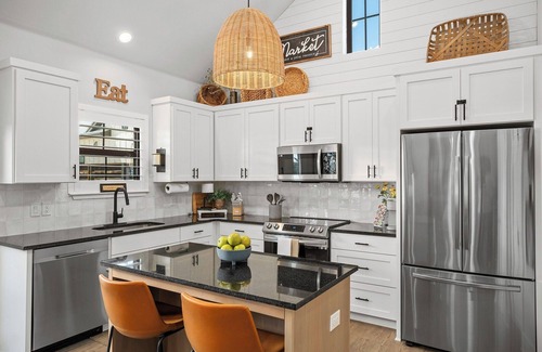 Fredericksburg Apartment | Unwind at The Burg's Nest | Brand New Suite with Spa
