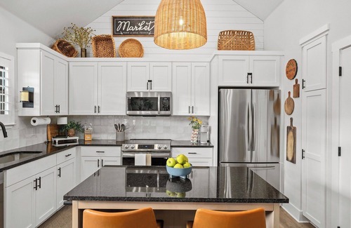 Fredericksburg Apartment | Unwind at The Burg's Nest | Brand New Suite with Spa